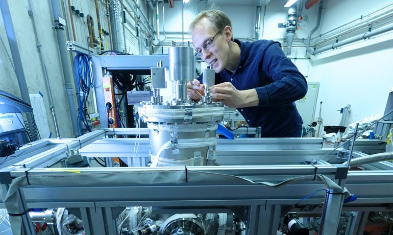 Dr. Martin Pitzer arbeitet in der Vakuumkammer