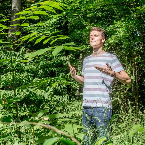 Martin Brüggemann steht im Wald