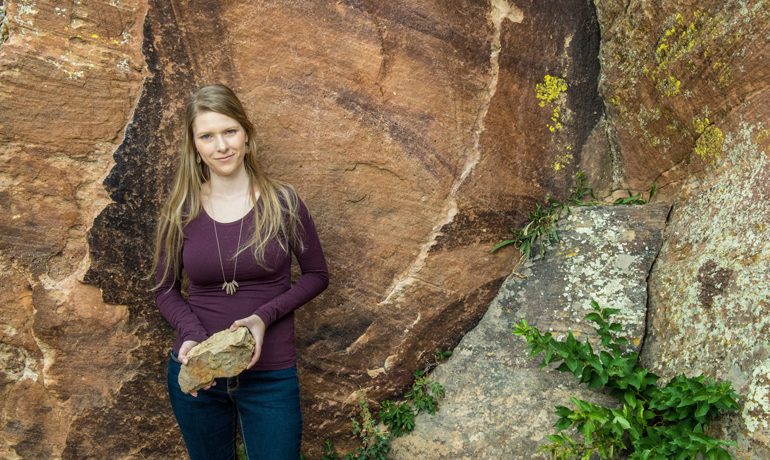 Juliane Dannberg mit Gestein in der Hand