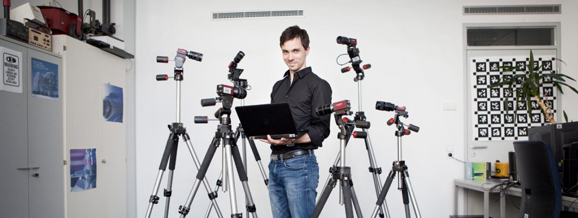 Alexander Freytag zwischen Kameras und Laptop