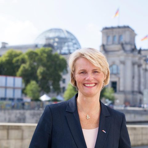 Portrait von Anja Karliczek vor dem deutschen Bundestag